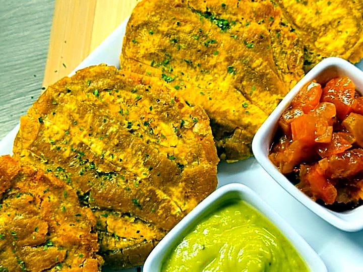 Patacones con hogao y guacamole